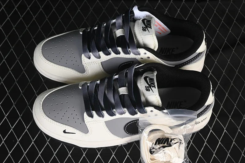 All categories Nk SB Dunk Series Nk SB Dunk Low High-end customized low-top sneakers Nike SB Dunk Low Stone Island joint beige and black stitching Anniversary high-end customized low-top casual sneakers JP8028-041